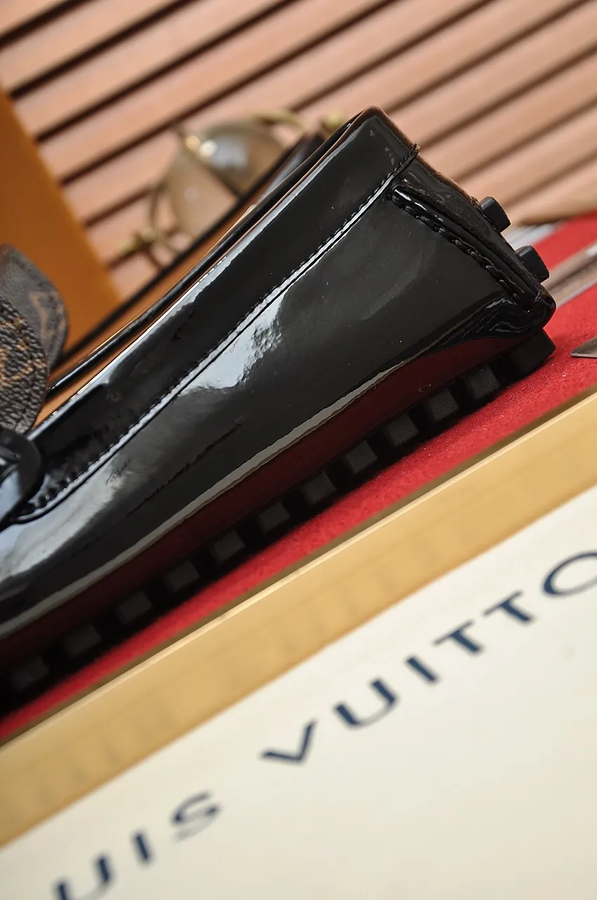Men's men's shoes 💰420💶 [LV Doudou shoes] (water-dyed cowhide lining) new model is on the market, available on the official website. The new Doudou shoes are processed into single-color materials, and the uppers are made of imported horsehide leather. The body of the shoe is fully hemmed with mark thread, and is lined with imported original cowhide leather. The elegant shoe shape is super suitable for all-matching, and the size is 38-44.